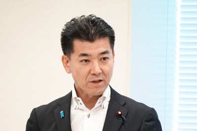 泉氏、自民総裁選を「立憲自民党」と皮肉　政策酷似を指摘