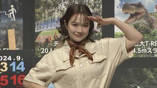 【村重杏奈】芸能界初「恐竜を手懐けた女」ラプトルに噛まれて満面の笑み