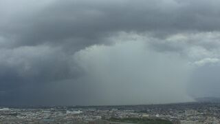 富山県東部でゲリラ豪雨　大きな雲の下に「雨柱」が出現！　雲の下では土砂降りの大雨に　落雷も【３連休の雨シミュレーション】