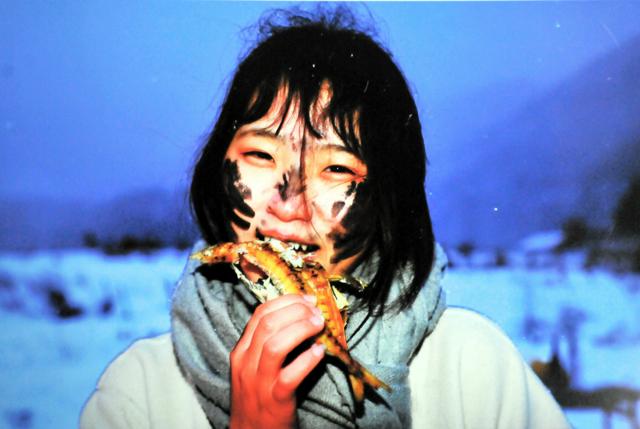 焼き魚を食べる少女　まっすぐ捉えた　栃木県朝日フォトグランプリ賞