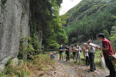 絵札の勝景、間近で　「名張郷土かるた」を巡る旅　学芸員が案内