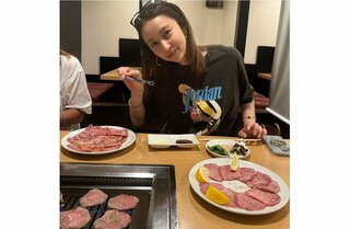 矢田亜希子さん　焼肉店で笑顔　「お肉焼いて焼いてまず高校生男子たちに食べさせます」　投稿に反響