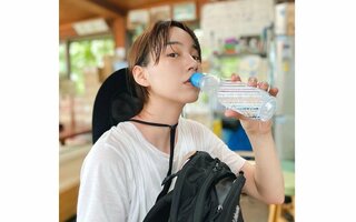 【のん】　「山頂で飲んだラムネがさいっこーでした」「高尾山登ってきた！」　山頂で爽やかスマイル