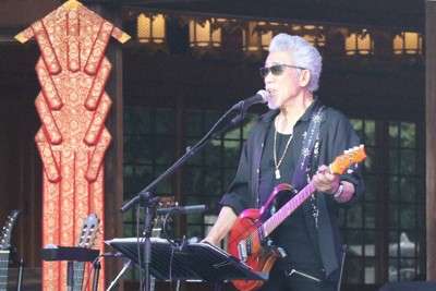 慈尊院に響く宇崎竜童さんの歌　世界遺産登録20年で記念ライブ