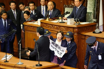 れいわ大石氏　首相指名選挙で投票せず、演壇で紙を掲げ抗議