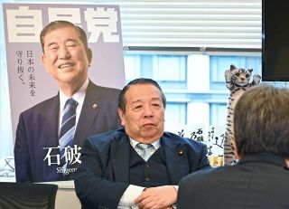 「安倍元首相は国賊」発言で自民党から処分　村上誠一郎氏が19年ぶり入閣　「アベノミクスの負の遺産」に懸念