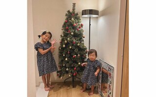 村方乃々佳ちゃん（６）　「ルンルンでクリスマスツリーを出しました」　姉妹で笑顔ショット　「まだ3ヶ月先ですが今から待ちきれない様子」