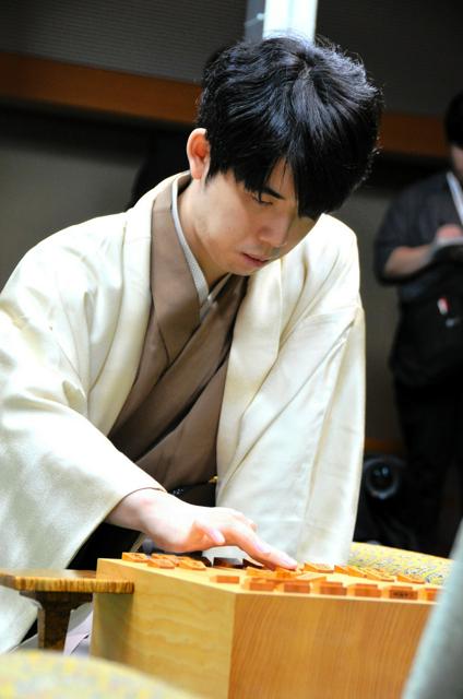 4連覇を目指す藤井竜王、佐々木八段に先勝　将棋・竜王戦第1局