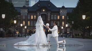 【川﨑麻世】再婚を発表　東京駅をバックにウエディングドレス姿の新婦にひざまずき愛を誓う