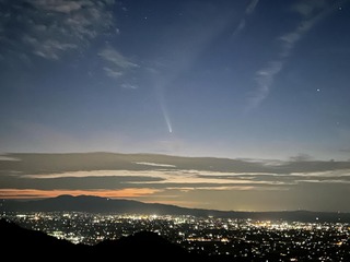 今夜も見えた！「肉眼でもはっきり尾が見える大彗星」散居村の夜空に紫金山・アトラス彗星　富山・砺波市