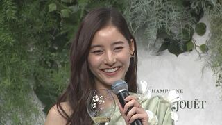 新木優子さん　自然が大好きで休日は「ドライブで山や川に行く」　忙しい時は「お花を飾って自然を感じる」