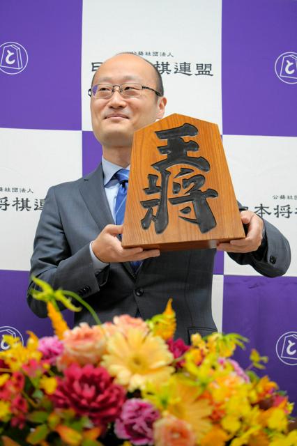 将棋・渡辺明九段に紫綬褒章　「羽生世代の年齢まで活躍したい」