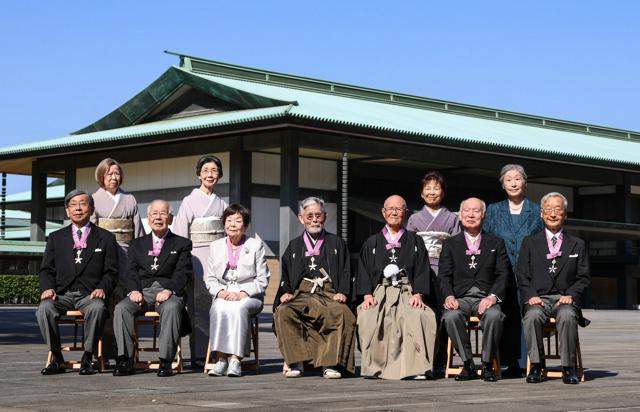 漫画家のちばてつやさん「悪書から文化の一つに」　文化勲章親授式