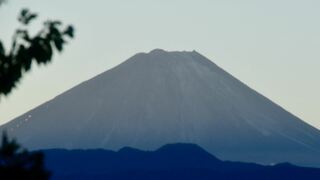 富士山で初冠雪　1894年からの観測史上最も遅く