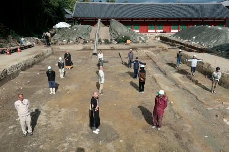 薬師寺の西回廊、２ｍ長いと判明　創建時、非対称で設計か