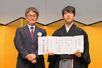 藤井聡太王位　永世王位獲得で「より精進したい」　七番勝負5連覇