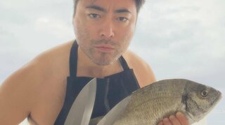 【山田孝之】”#裸エプロン” で魚・包丁・無精ヒゲ「”誰とするか”はもっと重要」にフォロワー反応「需要しかない」