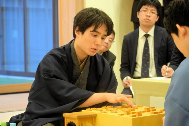 将棋・佐々木挑戦者が藤井竜王に勝ち、2勝2敗タイに　竜王戦第4局