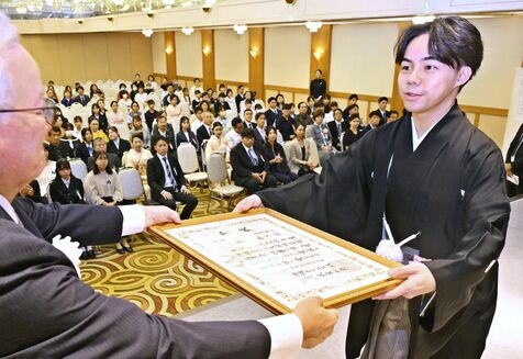 芸道にまい進、195人に賞状　沖縄タイムス伝統芸能選考会