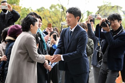 兵庫県知事選　再選の斎藤元彦氏に当選証書付与　支援者ら出迎え