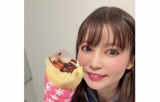 中川翔子さん　「ご褒美チョコレート最高万歳」　笑顔でクレープ堪能も…　２分後、白スカートにチョコをこぼし　「やらかした」